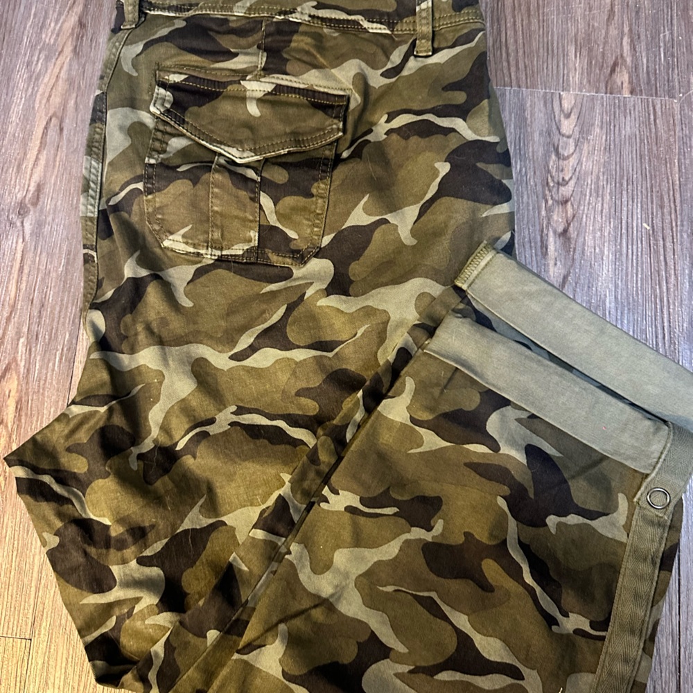 Torrid camo twill crops size 24w NWT